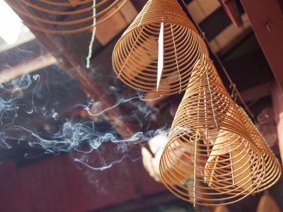 Burning-incense-in-Quan-Cong-Temple